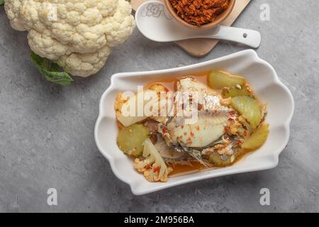 Gaeng Som Thai meridionale Pesce al curry giallo piccante con verdure miste Foto Stock