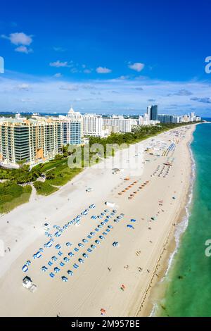 Vista aerea di Miami Beach Florida ritratto formato mare viaggio vacanza negli Stati Uniti Foto Stock