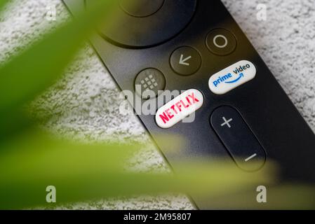 Antalya, Turchia - 17 gennaio 2023: Netflix e Amazon prime video tasti sul telecomando Smart TV Foto Stock