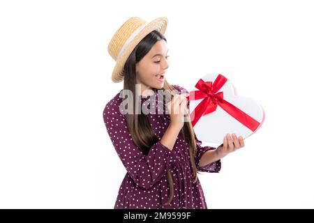 Carino adolescente ragazza del bambino si congratula con valentines giorno, dando la scatola romantica del regalo. Presentare, salutare e regalare il concetto. Concetto di festa di compleanno Foto Stock