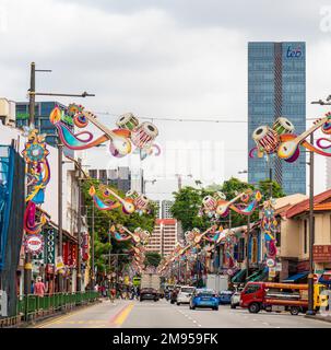 Traffico sulla trafficata Serangoon Rd e sulla torre di uffici Centrium Square sullo sfondo a Little India Singapore Foto Stock