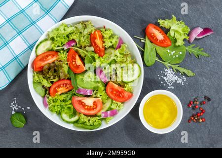 Insalata mista con pomodori freschi cibo sano mangiare dall'alto su un ardesia Foto Stock