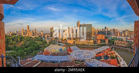 Vista panoramica dall'alto dello skyline di Singapore e del quartiere dei divertimenti di Clarke Quay al tramonto Foto Stock
