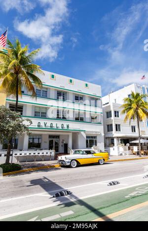 Miami Beach, Stati Uniti - 15 novembre 2022: Avalon Hotel in stile Art Deco architettura e classico formato ritratto auto su Ocean Drive a Miami BE Foto Stock