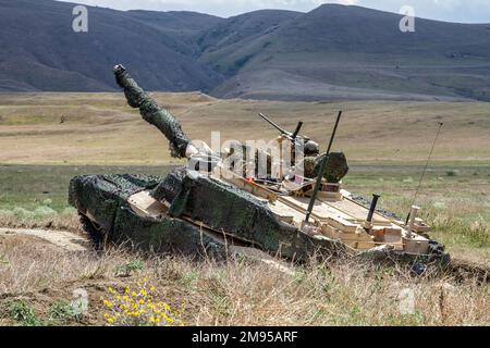 La foto del file dell'handout del 3 agosto 2019 mostra un carro armato di Abrams M1A2, assegnato a 1st battaglione, 16th reggimento di fanteria, 1st squadra di combattimento della Brigata Armorata, 1st divisione di fanteria, effettua manovre in posizioni di combattimento durante un esercizio di fuoco dal vivo in un plotone come parte di Agile Spirit 19 presso l'Orpholo Training Area, Georgia, Diverse nazioni europee per la prima volta hanno risposto all’appello di lunga data del presidente Volodymyr Zelensky di fornire a Kiev moderni carri armati di battaglia. Francia, Polonia e Regno Unito si sono impegnati a inviare presto carri armati per l'esercito ucraino da utilizzare nei suoi sforzi per proteggersi dalla Russia. F Foto Stock