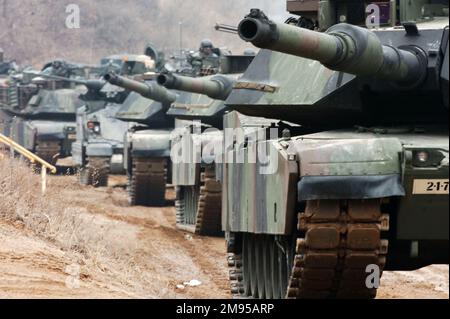 Handout file foto datata 10 febbraio 2009 mostra VLC1 - M1A1 Abrams dal 1-72nd Armor Regiment line up in preparazione per assalto una città durante Warrior Focus, un esercizio di formazione che coinvolge l'intero 1st HBCT, 10 febbraio presso il Combined Arms Collective Training Facility a Rodriguez Live Fire Complex. Diverse nazioni europee per la prima volta hanno risposto all’appello di lunga data del presidente Volodymyr Zelensky di fornire a Kiev moderni carri armati di battaglia. Francia, Polonia e Regno Unito si sono impegnati a inviare presto carri armati per l'esercito ucraino da utilizzare nei suoi sforzi per proteggersi dalla Russia. Finlandia i Foto Stock