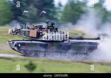 La foto del file dell'handout datata 11 maggio 2016 mostra gli Stati Uniti I soldati, assegnati alla 3rd° Divisione Fanteria, si spostano nella loro posizione di battaglia in un carro armato Abrams del M1 durante il forte Europa Tank Challenge a Grafenwoehr, in Germania. Diverse nazioni europee per la prima volta hanno risposto all’appello di lunga data del presidente Volodymyr Zelensky di fornire a Kiev moderni carri armati di battaglia. Francia, Polonia e Regno Unito si sono impegnati a inviare presto carri armati per l'esercito ucraino da utilizzare nei suoi sforzi per proteggersi dalla Russia. La Finlandia sta considerando di seguire l'esempio. Foto di U.S. Esercito via ABACAPRESS.COM Foto Stock