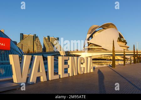 Valencia, Spagna - 18 febbraio 2022: Ciutat de les Arts i les Ciencies architettura moderna di Santiago Calatrava a Valencia, Spagna. Foto Stock