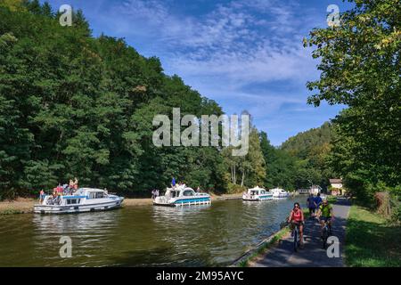 Gita in barca sul Canal de la Marne au Rhin (canale Marne-Rhine) vicino al piano inclinato di Saint-Louis-Arzviller, Mosella. Chiatte e ciclisti sul torpello Foto Stock