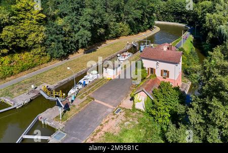 Turismo fluviale sul canale della Marna au Rhin (canale della Marna-Rhine) a Henridorff, sul Canal de la Marne au Rhin (canale della Marna-Rhine), nella Mosella Foto Stock