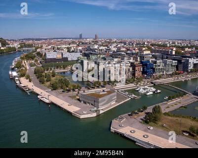 Lione (Francia centro-orientale): Veduta aerea del distretto di confluenza sulle rive del fiume Saone, con la città sullo sfondo. Appartamento buil Foto Stock