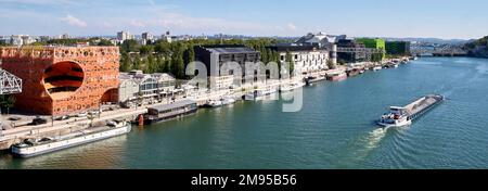 Lione (Francia centro-orientale): Vista aerea del quartiere della confluenza con edifici di uffici lungo il fiume Saone. Chiatta sul fiume lungo i Docks Foto Stock