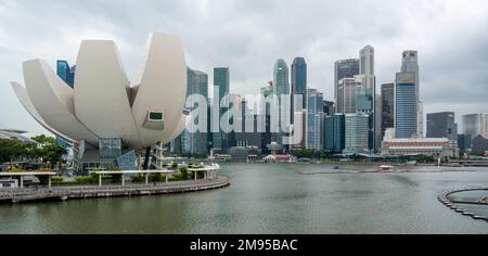 Marina Bay Sands Resort a forma di loto Museo ArtScience, skyline di Marina Bay Singapore sullo sfondo. Foto Stock