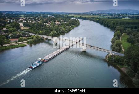 Battello lungo 180m m sul fiume Saone con 5.000 tonnellate di cereali, chiatta sotto il ponte di Saint-Bernard (Francia centro-orientale) Foto Stock