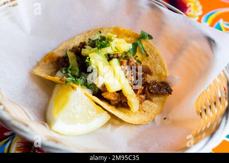 Tacos di maiale. Un taco è un cibo messicano tradizionale composto da una  piccola tortilla di mais di dimensioni piccole Foto stock - Alamy