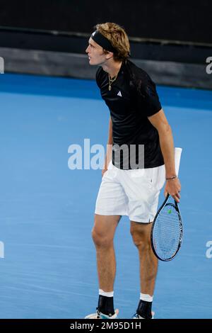 Melbourne, Australia. 17th Jan, 2023. Tennis: Grand Slam - Australian Open, singoli, 1st° turno, singoli, Varillas (Perù) - Zverev (Germania). Alexander Zverev reagisce dopo aver vinto il quarto set. Credit: Frank Molter/dpa/Alamy Live News Foto Stock