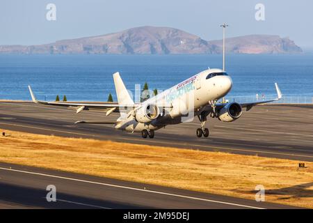 Funchal, Portogallo - 16 settembre 2022: Eurowings Scopri l'aereo Airbus A320 all'aeroporto di Funchal (FNC) in Portogallo. Foto Stock