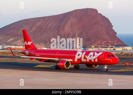Tenerife, Spagna - 22 settembre 2022: Aereo Play Airbus A321neo all'aeroporto di Tenerife Sud (TFS) in Spagna. Foto Stock