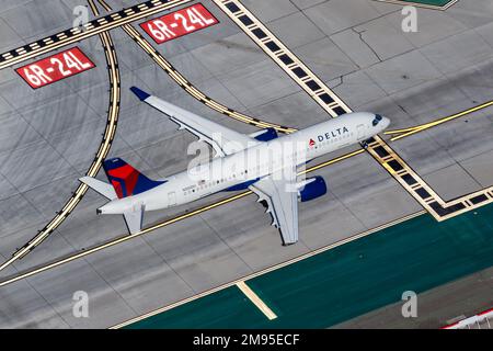 Los Angeles, Stati Uniti - 4 novembre 2022: Delta Air Lines Airbus A220-300 aereo all'aeroporto di Los Angeles (LAX) nella vista aerea degli Stati Uniti. Foto Stock