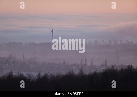 Leicestershire, Inghilterra, 2023. Tempo nel Regno Unito: Durante la notte il gelo ha visto una fredda alba sulla zona di Bradgate Park della città. Credit: James Holyoak/Alamy Live News Foto Stock