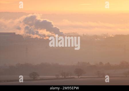 Leicestershire, Inghilterra, 2023. Tempo nel Regno Unito: Durante la notte il gelo ha visto una fredda alba sulla zona di Bradgate Park della città. Credit: James Holyoak/Alamy Live News Foto Stock