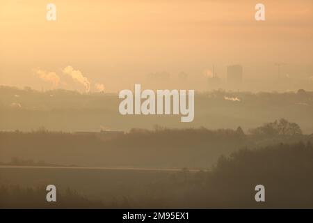 Leicestershire, Inghilterra, 2023. Tempo nel Regno Unito: Durante la notte il gelo ha visto una fredda alba sulla zona di Bradgate Park della città. Credit: James Holyoak/Alamy Live News Foto Stock