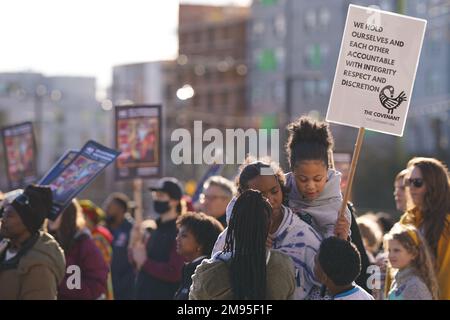 Seattle, Washington, Stati Uniti. 16th gennaio 2023. I sostenitori marciano nel quartiere Central District per onorare la vita di Martin Luther King Jr. Credit: Ananya Mishra/Alamy Live News Foto Stock