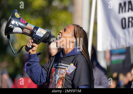 Seattle, Washington, Stati Uniti. 16th gennaio 2023. I sostenitori marciano nel quartiere Central District per onorare la vita di Martin Luther King Jr. Credit: Ananya Mishra/Alamy Live News Foto Stock