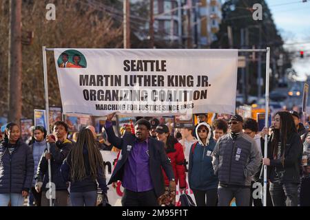 Seattle, Washington, Stati Uniti. 16th gennaio 2023. I sostenitori marciano nel quartiere Central District per onorare la vita di Martin Luther King Jr. Credit: Ananya Mishra/Alamy Live News Foto Stock