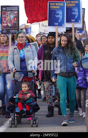 Seattle, Washington, Stati Uniti. 16th gennaio 2023. I sostenitori marciano nel quartiere Central District per onorare la vita di Martin Luther King Jr. Credit: Ananya Mishra/Alamy Live News Foto Stock