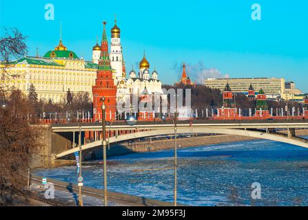 Mosca. Russia. Il Ponte di pietra sullo sfondo delle torri del Cremlino di Mosca Foto Stock