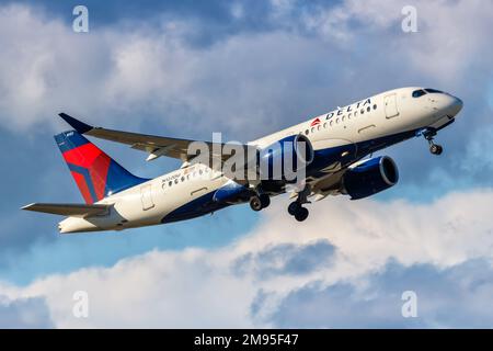 West Palm Beach, Stati Uniti - 13 novembre 2022: Delta Air Lines Airbus A220-100 aereo all'aeroporto di Palm Beach (PBI) negli Stati Uniti. Foto Stock