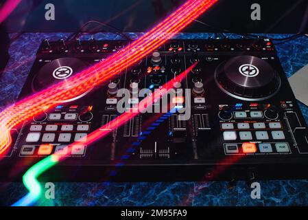 DJ Board professionale e moderno con effetti colorati per giochi e mixaggio di musica sul tavolo Foto Stock