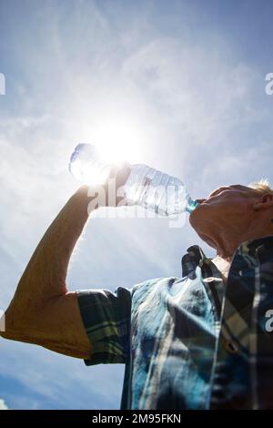 Anziani e ondata di calore: Rimanere idratati. Calore intenso: Acqua potabile per anziani. Illustrazione, persone anziane e idratazione, rischio di disidratazione Foto Stock