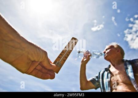 Anziani e ondata di calore: Rimanere idratati. Calore intenso: Termometro e vecchio sotto il sole acqua potabile. Illustrazione, anziani e. Foto Stock