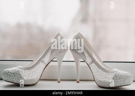 eleganti scarpe bianche da sposa con pizzo Foto Stock