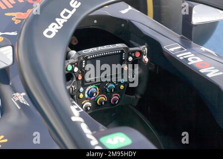 Vista del Cockpit e volante della Redbull Racing 2021 Formula uno con la vettura guidata da Sergio Pérez e Max Verstappen Foto Stock