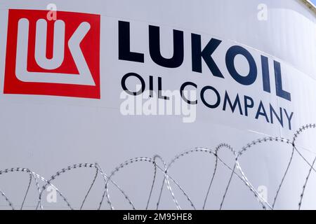 Belgio, Bruxelles, Neder Over Hembeek: Serbatoi, deposito di carburante della PJSC Lukoil Oil Company, multinazionale russa per l'energia Foto Stock