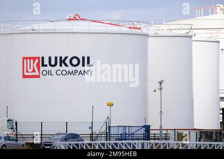 Belgio, Bruxelles, Neder Over Hembeek: Serbatoi, deposito di carburante della PJSC Lukoil Oil Company, multinazionale russa per l'energia Foto Stock
