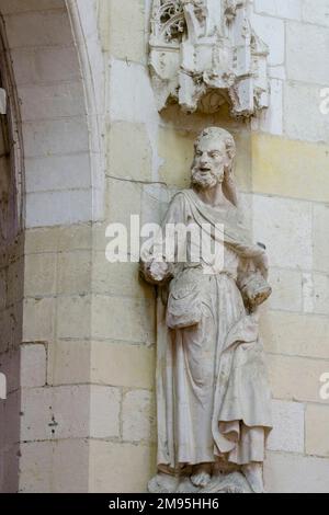 Saint Riquier (Francia settentrionale): La chiesa abbaziale, edificio registrato come monumento storico nazionale (francese 'Monument historique'). Statua di San Foto Stock