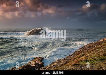 Meteo nel Regno Unito. Mari selvaggi intorno all'isola rocciosa chiamata la roccia dell'oca dell'oca in una giornata burrascosa sopra la costa selvaggia e frastagliata di Pentil Point East a Newquay Foto Stock