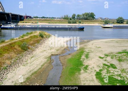 Paesi Bassi, Ooyse Schependom, 23 agosto 2022: Trasporto fluviale sul fiume Waal, delta del Reno, durante la siccità dell'estate 2022. Autocisterna per prodotti chimici. Th Foto Stock