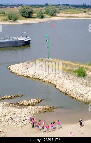 Paesi Bassi, Ooyse Schependom, 23 agosto 2022: Rive del fiume il fiume Waal, delta del Reno, durante la siccità dell'estate 2022. Gruppo di giovani poliziotto Foto Stock