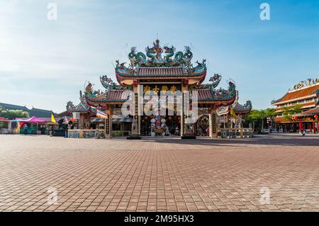 Suphan Buri, Thailandia - 24 gennaio 2023: L'ingresso principale del Santuario della colonna della città di Suphan Buri, uno dei luoghi sacri più famosi per il culto in Thailandia. Il mese Foto Stock