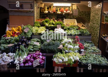 Una bancarella di ortaggi a Bologna Foto Stock