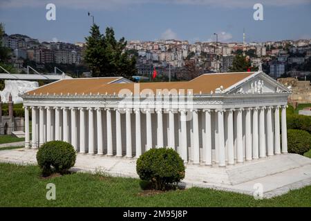 Istanbul,Turchia - 08-29-2022:il modello del tempio di Artemis è esposto nel museo Miniaturk Foto Stock