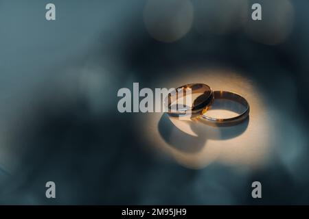Gli anelli di nozze del progettista che si trovano sulla superficie. Due anelli di nozze. Foto Stock