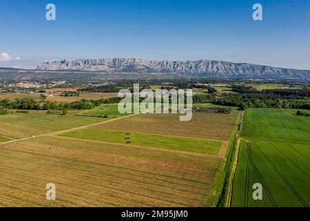 Trets (Francia sud-orientale): Vista aerea della pianura agricola con il Monte di Sainte-Victoire sullo sfondo Foto Stock