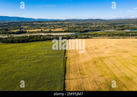 Meyrargues (Francia sud-orientale): Vista aerea dei campi coltivati, paesaggio agricolo. Campi e Canal EDF de la Durance Foto Stock