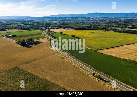 Meyrargues (Francia sud-orientale): Vista aerea dei campi coltivati, del paesaggio agricolo e della strada Foto Stock
